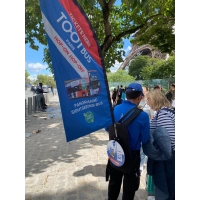 Bandera Publicitaria Weston, con Arnes para Cargarla, de 55 x 105 cmts