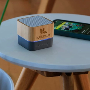 Parlante Loud, en Bambu + Silicona, BT 5.0, 3W, hasta 4 horas, de 6 x 5.3 cm