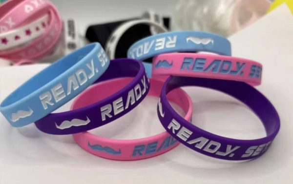 Manilla Continua, en silicona, con logo repujado, con o sin tinta