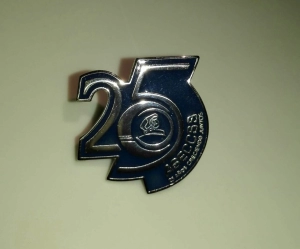 Pin Metalico en diseño especial en bajo relieve relleno a color