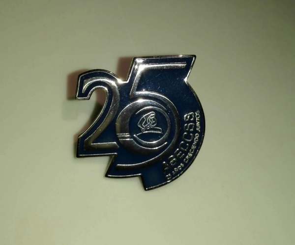 Pin Metalico en diseño especial en bajo relieve relleno a color