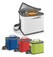 Lonchera Newcastle, bolsillo al frente, con forro y espuma, 22 x 25 x 15 cmt