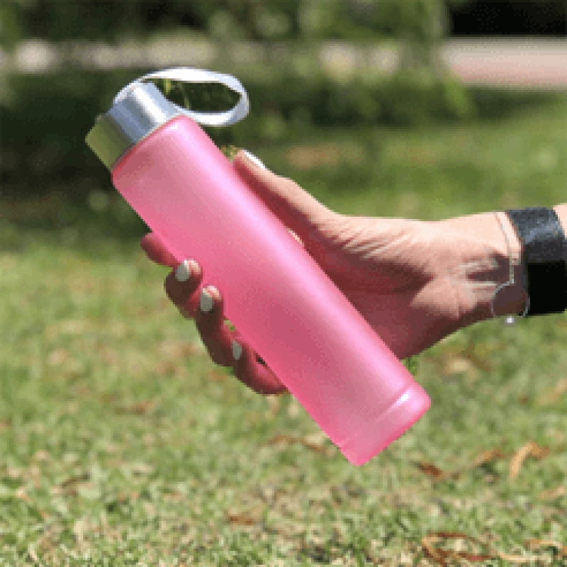 Botella Perl, plástica, 350 ml, terminado Frost, tapa en acero, lazo colgar, 20 x 5 cm