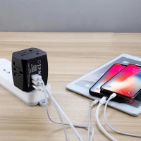 Adaptador para Viajes con multiples Conectores, 6.3 x 5.6 x 5.25 cmts