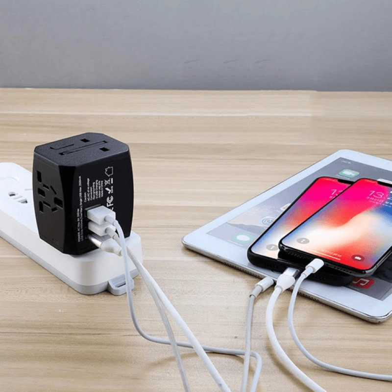 Adaptador para Viajes con multiples Conectores, 6.3 x 5.6 x 5.25 cmts