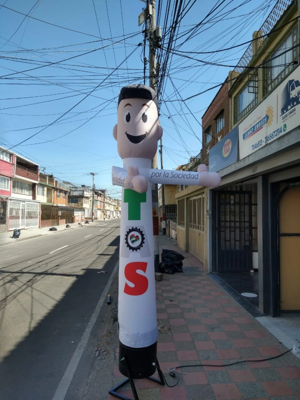 Sky Dancer de 2.5 metros de alto en tela de poliester, con movimiento en la mano