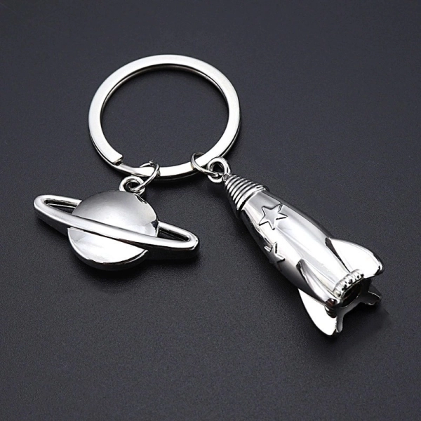 Llavero Metalico 3D con Cohete y Planeta, de 4.4 x 1.4 y de 2.3 x 3.5 cmts