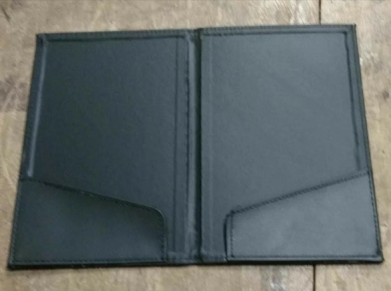 Porta Cuenta Santo Domingo, en imitacion cuero 13.5 x 22 cmts cerrado