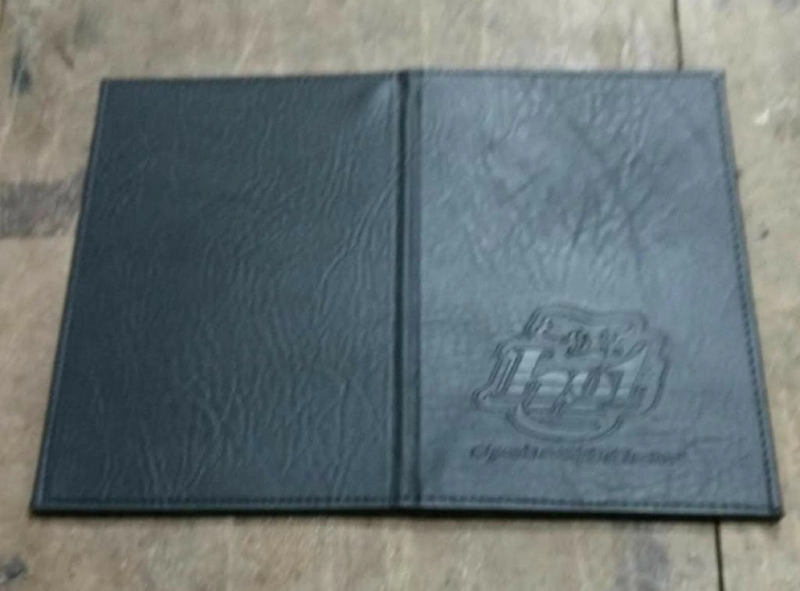 Porta Cuenta Santo Domingo, en imitacion cuero 13.5 x 22 cmts cerrado