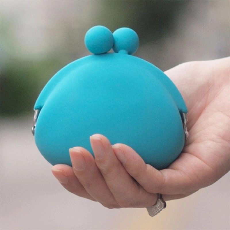 Cosmetiquera Love, en silicona, 9.2 x 9.5 cmts