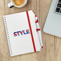 Cuaderno Lace, de 13 x 18 cmts, en PP blanco, con bolígrafo