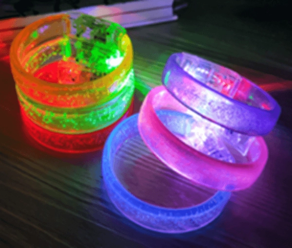 Manilla o Brazalete LED elaborado en ABS, sin Control de Voz