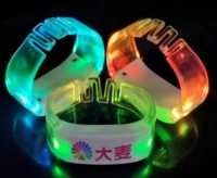 Manilla o Brazalete LED elaborado en ABS, SIN Control de Voz