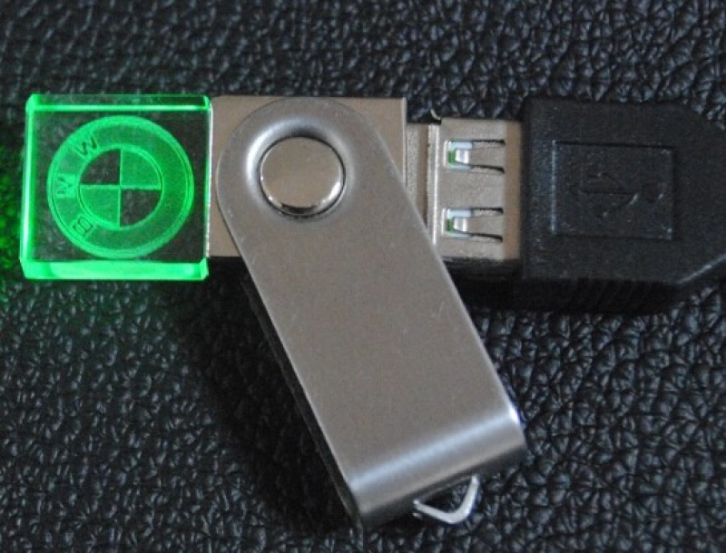 Memoria USB giratoria en Metal y Cristal