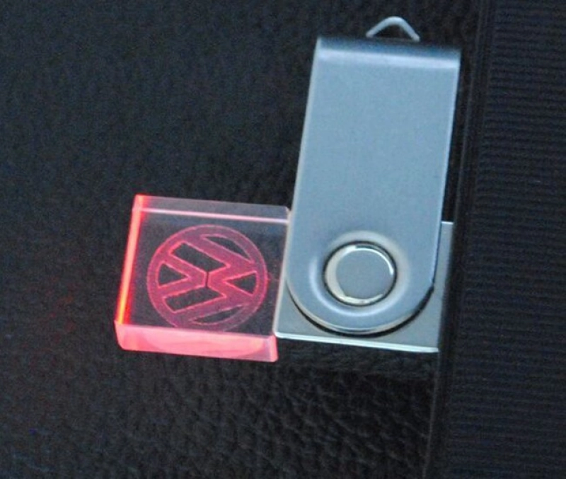 Memoria USB giratoria en Metal y Cristal