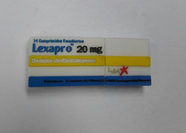Memoria USB en PVC 2D diseño Caja de Medicina