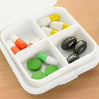 Pastillero Cross, de 6.5 x 6.5 x 2.3 cm, con 4 compartimientos removibles.