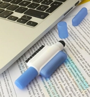 Resaltador Cleaner,  8 x 1.6 x 3.8 cmts. No se seca. Con paño y mini escoba