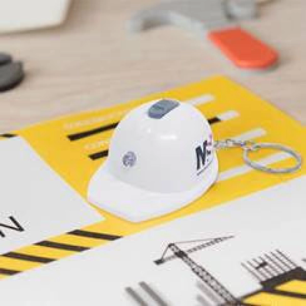 Llavero en forma de Casco con luz LED y destapador, de 5.8 x 4.4 cmts