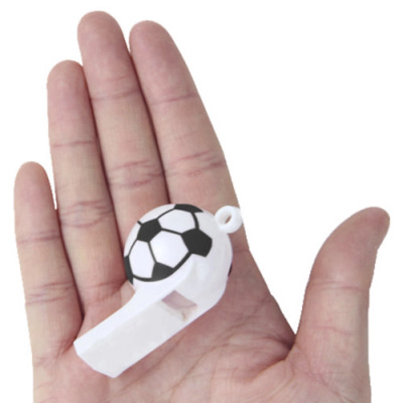 Pito plastico Collina, con cordon. Tamaño 5 x 1.8 cmts. Color blanco con diseño de futbol.