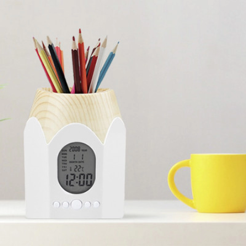 Portalápiz Magic, de 10 x 7.5 cmts, con reloj digital de luz azul y calendario