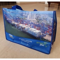 Bolsa Paris, en Kambral, sublimada, con medida 45 x 34 x 16 cmts
