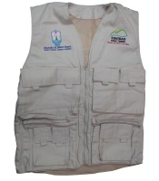 Chaleco en Drill, con 4 bolsillos, forro interno, corredera de seguridad.