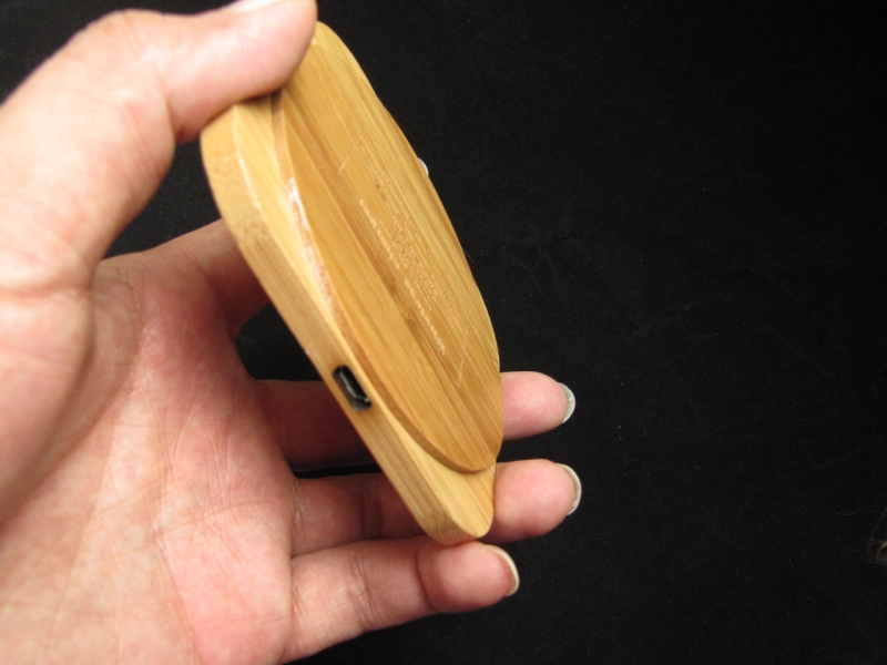 Cargador Inalambrico en madera, 1 usb cable 5V/1A, 9.4 x 9.4 x 0.8 cmts